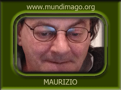 biglietto da visita : web master Maurizio Foto di Maurizio mentre gira su se stesso mette gli occhiali e si mette a Lavorare al PC